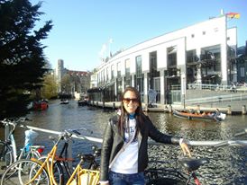 Gláucia, em recente visita a Amsterdam, na Holanda, onde o ciclismo é uma febre (Foto: Arquivo Pessoal)