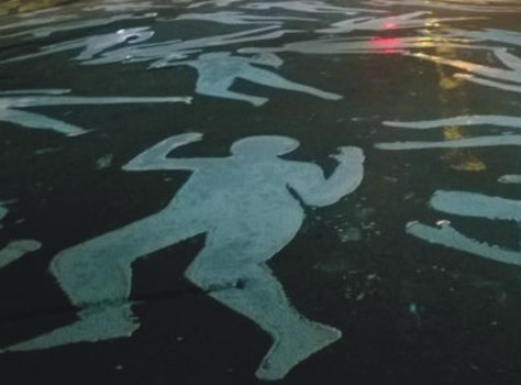 Silhuetas simbolizando vítimas foram pintadas no asfalto (Foto: Portal Terra)