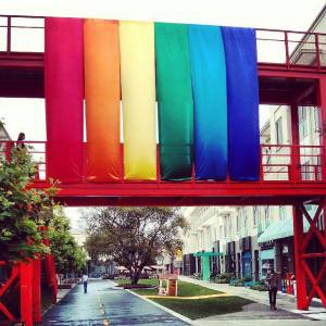  Bandeira-símbolo do movimento LGBT foi estendida na sede do Facebook, na Califórnia (Foto: Divulgação)