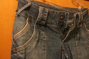 Calça jeans foi um dos itens comercializados no brechó "Praticando o desapego" (Foto: Arquivo Pessoal).