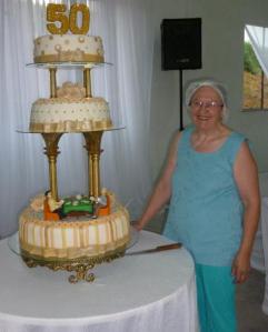 Donas Iris, ao lado de um bolo feito para Bodas de Ouro (Foto: Arquivo Pessoal).
