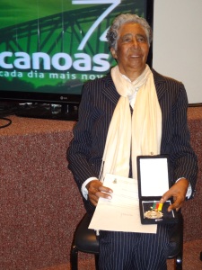 Dona Amália recebe honraria (Foto: Prefeitura de Canoas).